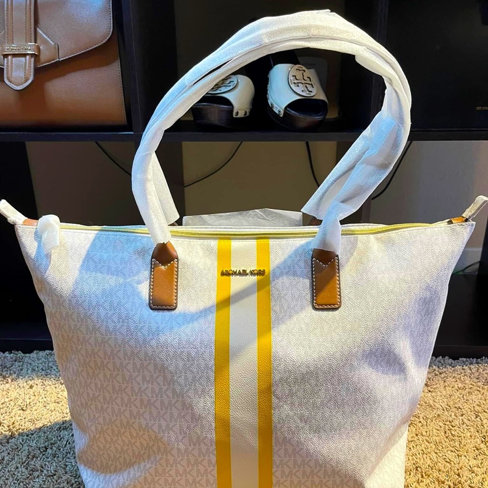 ❌SOLD❌💥💥BRANDNEW WHITE LOGO MK TOTE💥💥